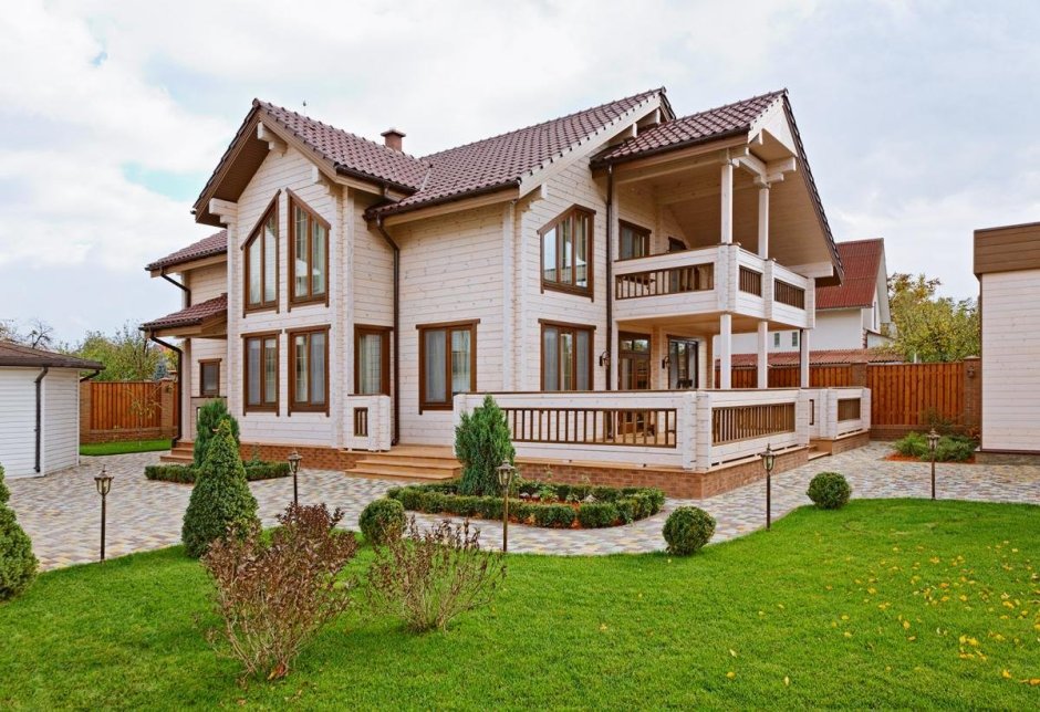 Красивый загородный коттедж