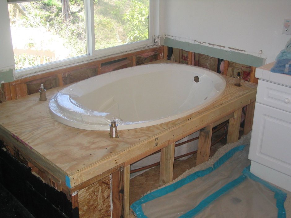 Деревянный подиум в ванной