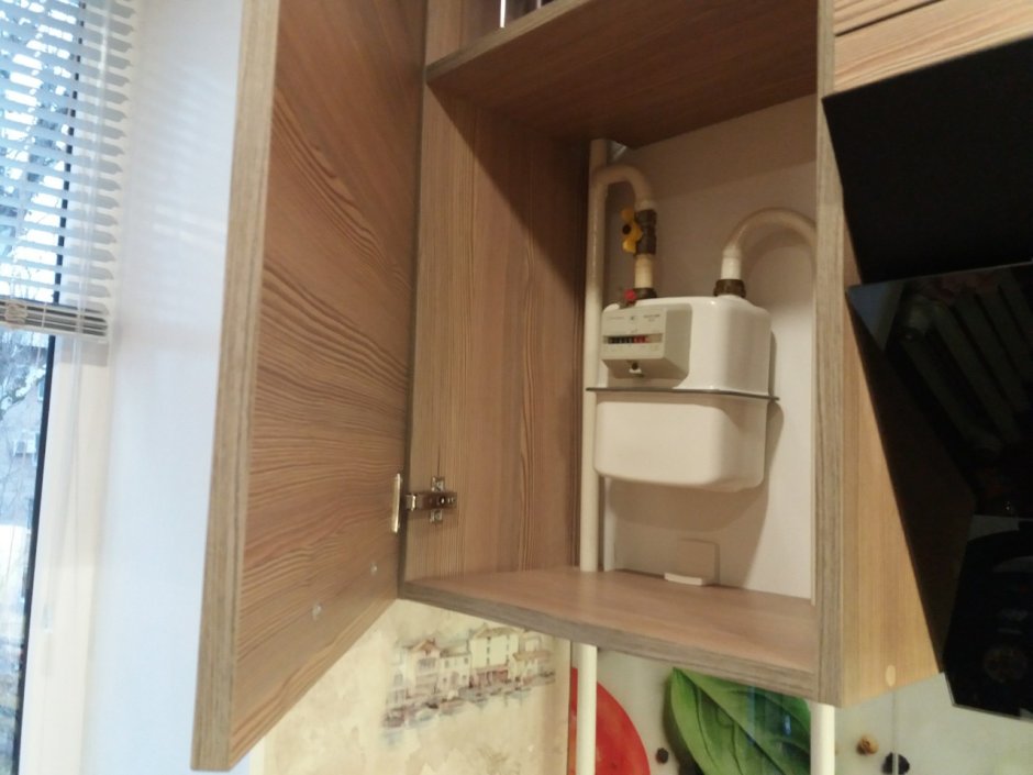 Газовый счетчик в шкафу на кухне