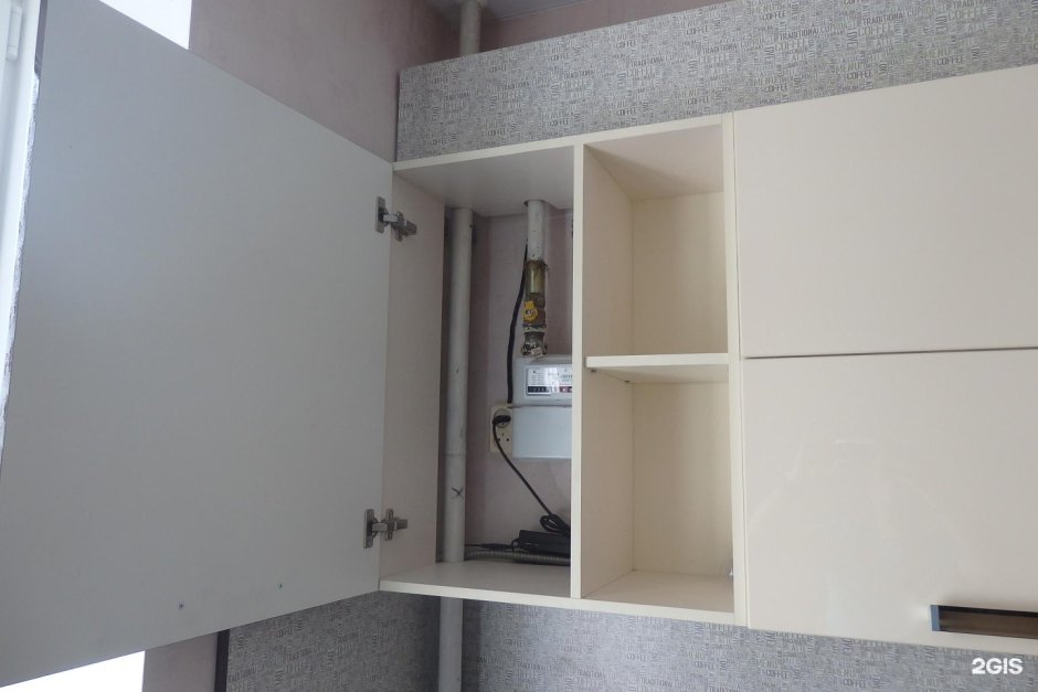 Газовый счетчик в шкафу на кухне