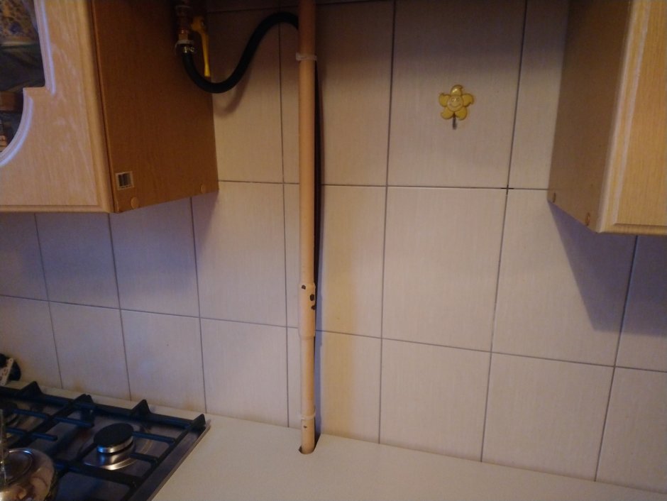 Газовый шланг на кухне