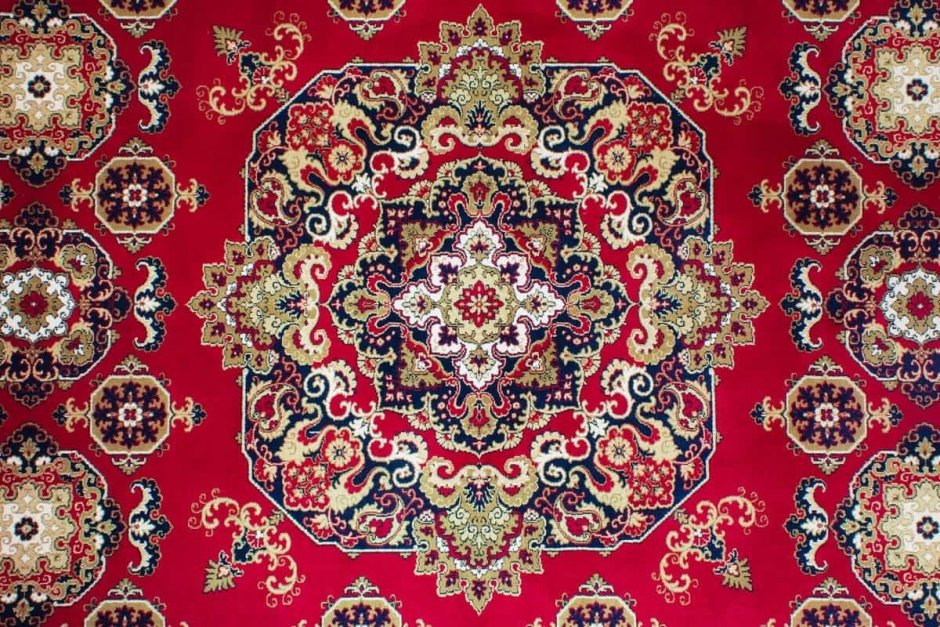 Красный ковер на стене