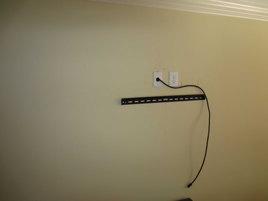 Телевизор на стене провода