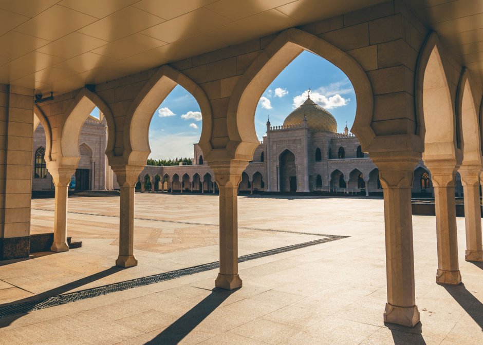 Вид на мечеть через арку