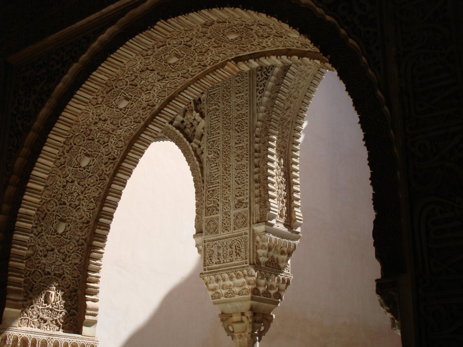 Альгамбра стрельчатые арки