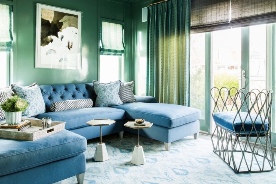 Зеленые стены синий диван