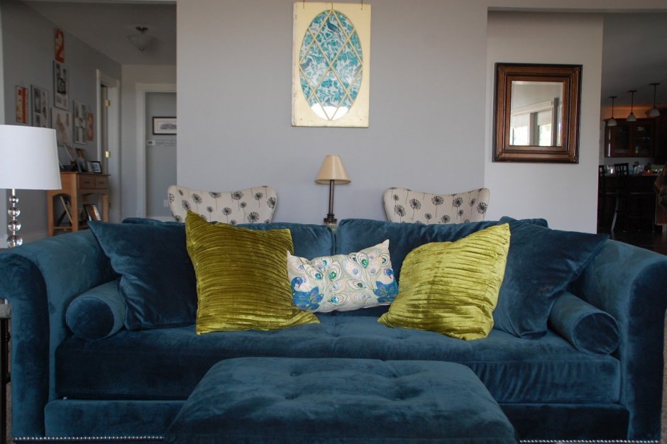 Зеленый диван с синими подушками