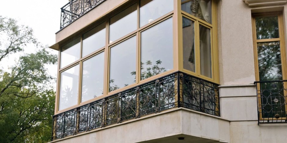 Остекленный французский балкон