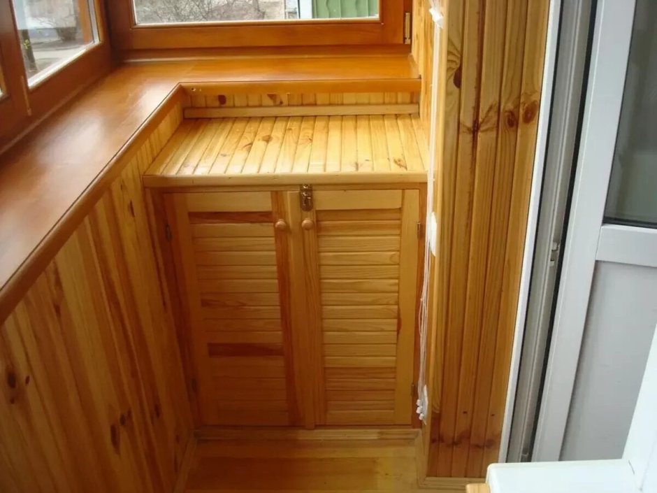 Шкаф на балконе из вагонки