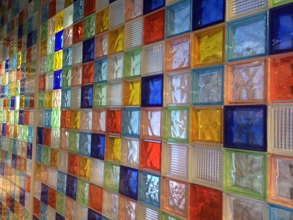 Стена из цветных стеклоблоков