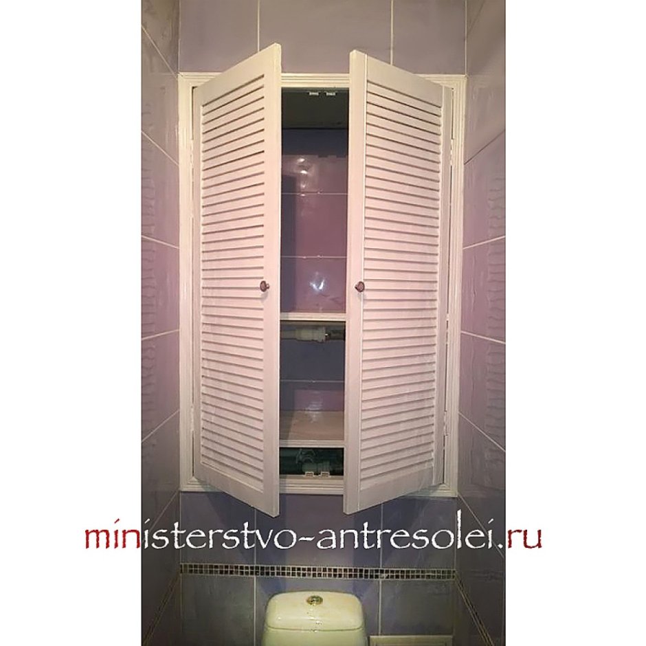 Шкафчик в ванную с жалюзийными дверцами