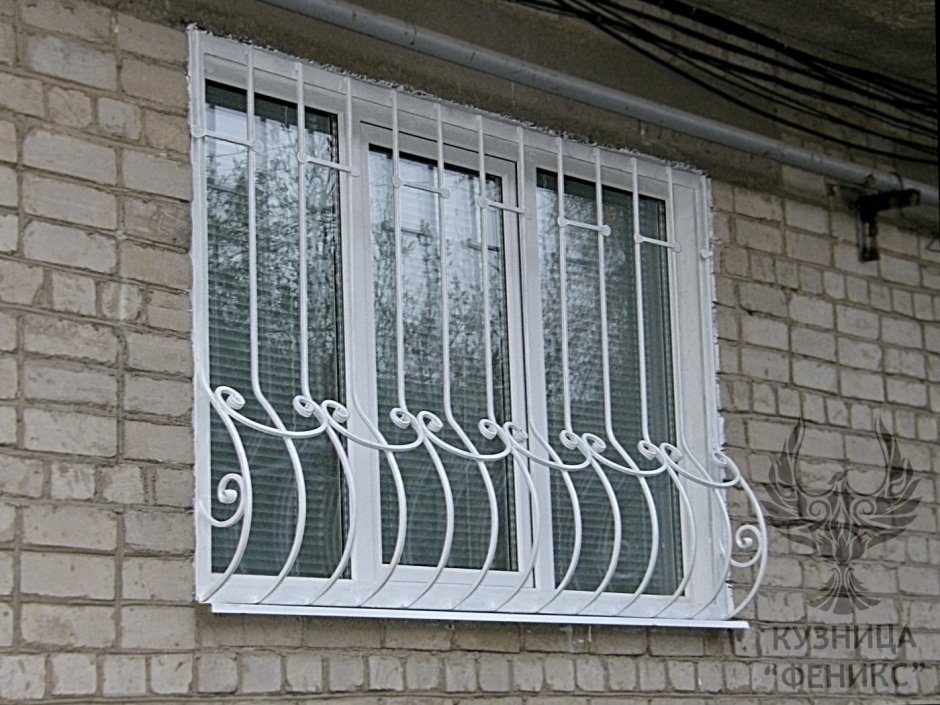 Решетки на окнах первого этажа