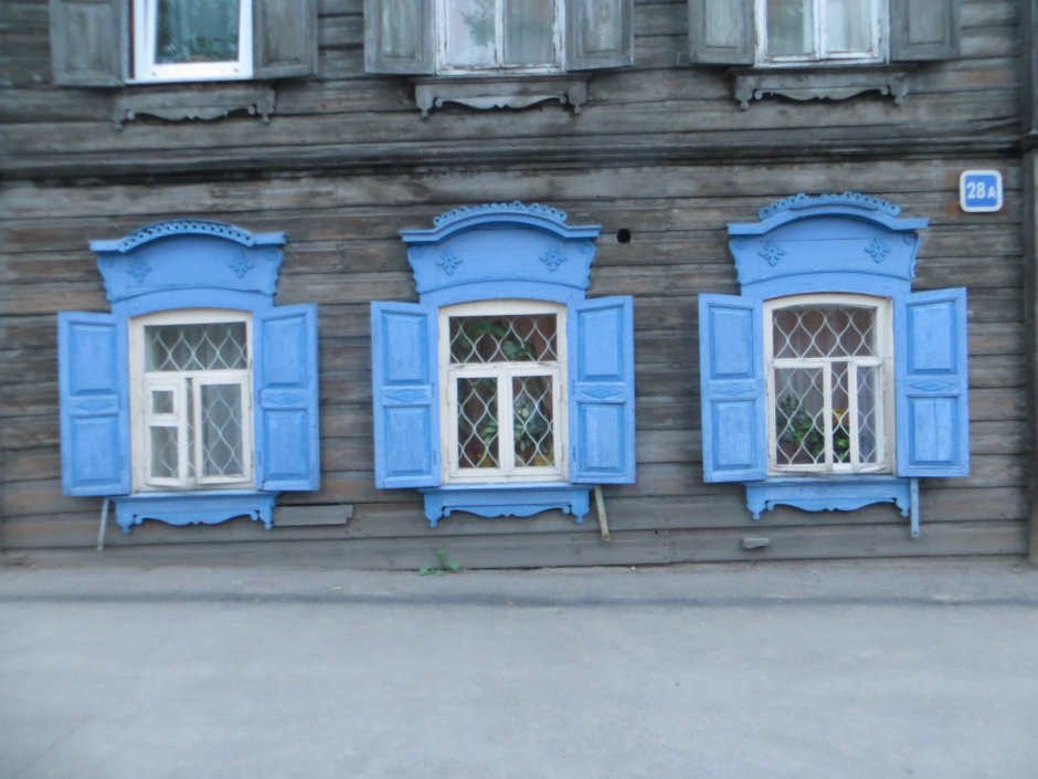 Белый дом с голубыми ставнями
