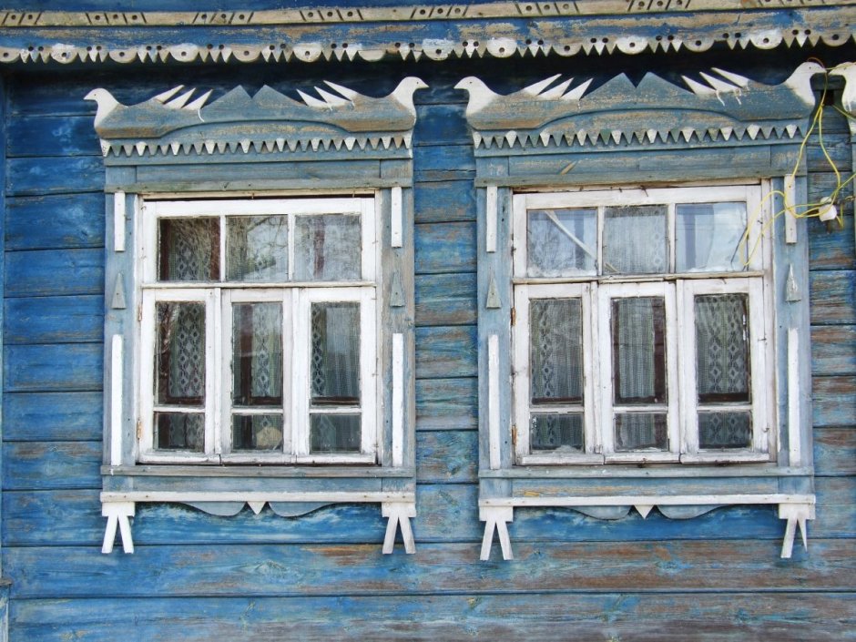 Низкий дом с голубыми ставнями иллюстрации