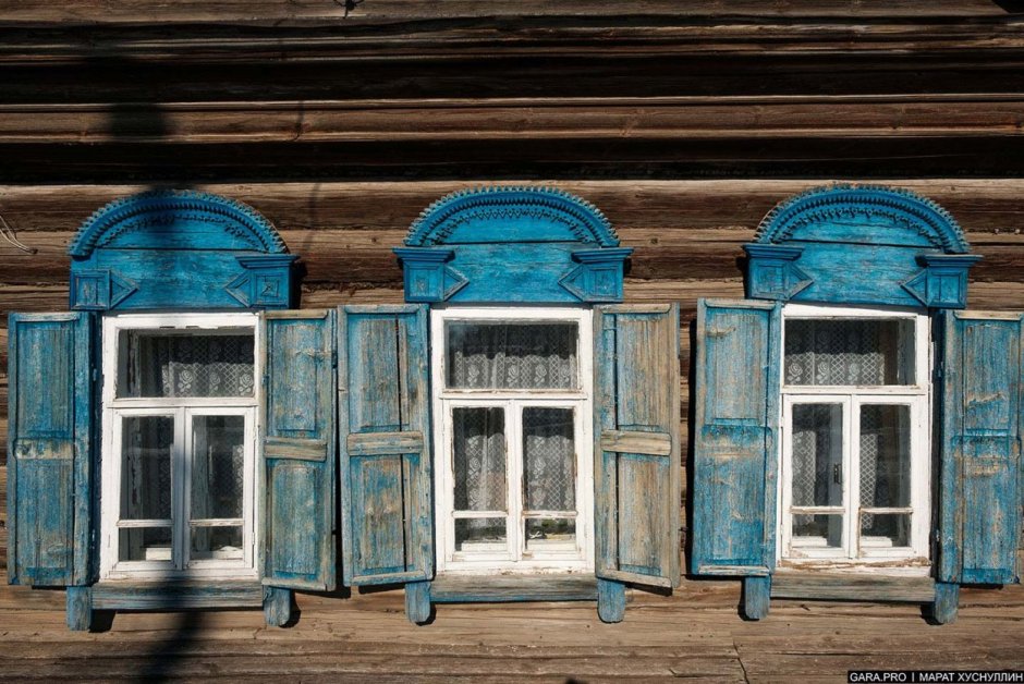 Дом в деревне со ставнями