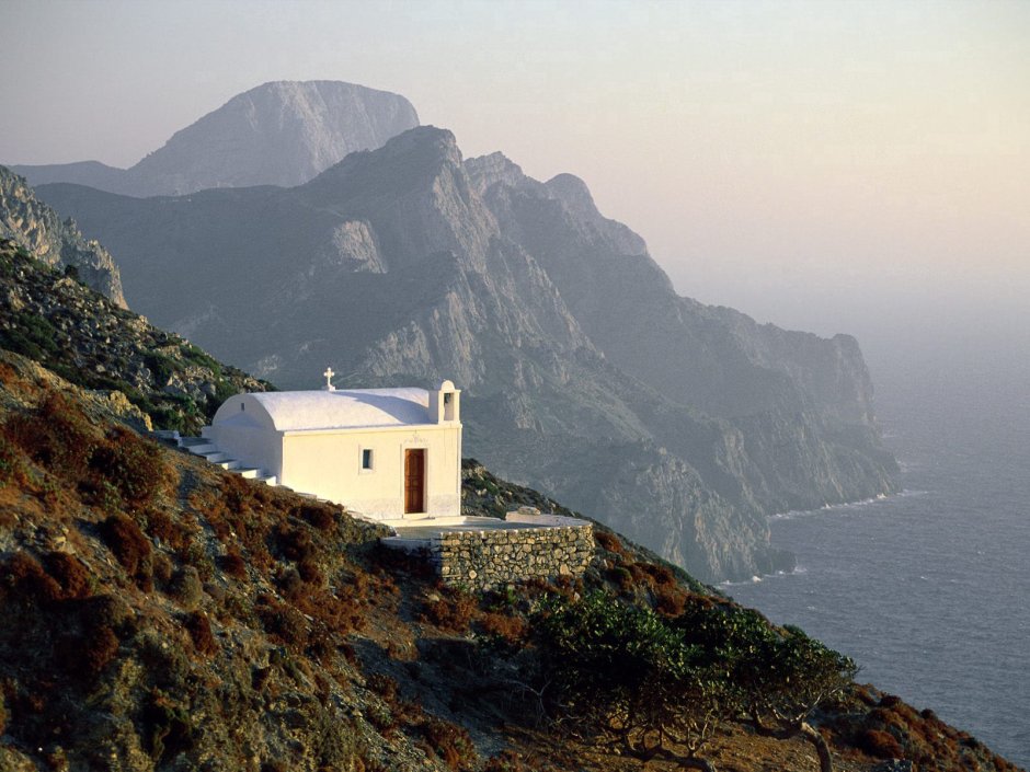 Храм в горах Греции на Крите
