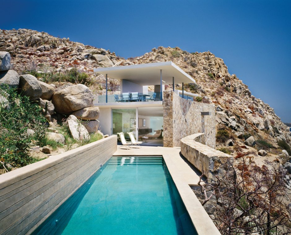 Дом в скале с бассейном