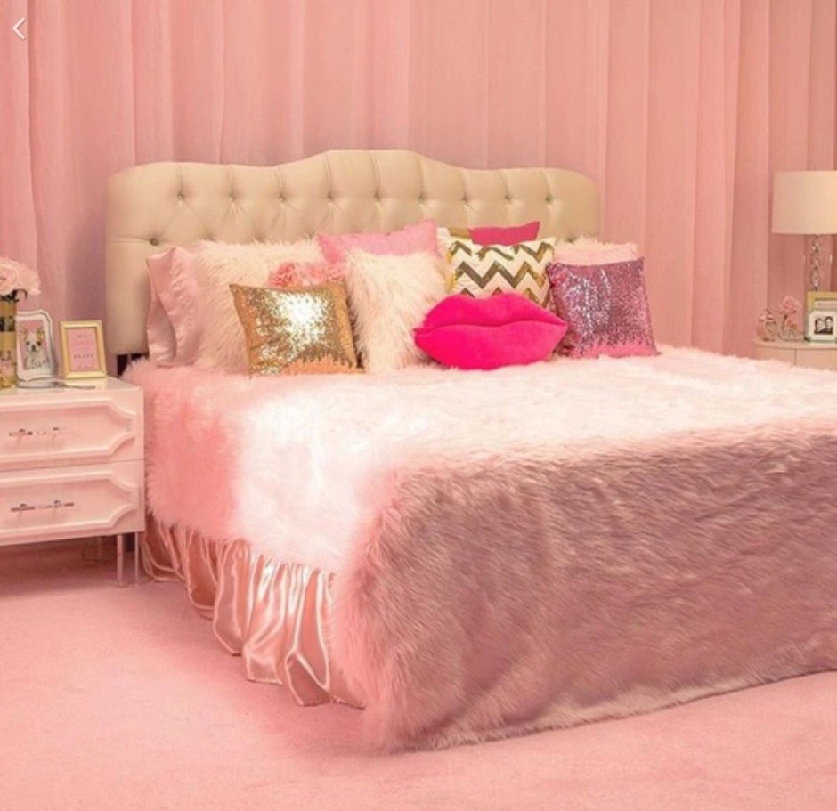 Комната с розовой кроватью