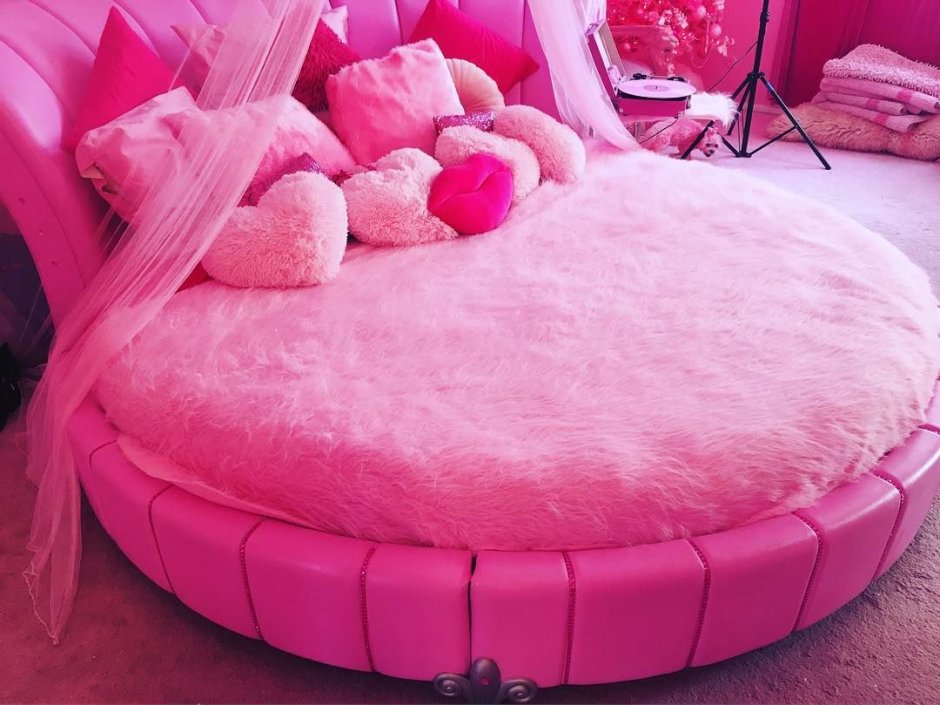 Кровать розового цвета