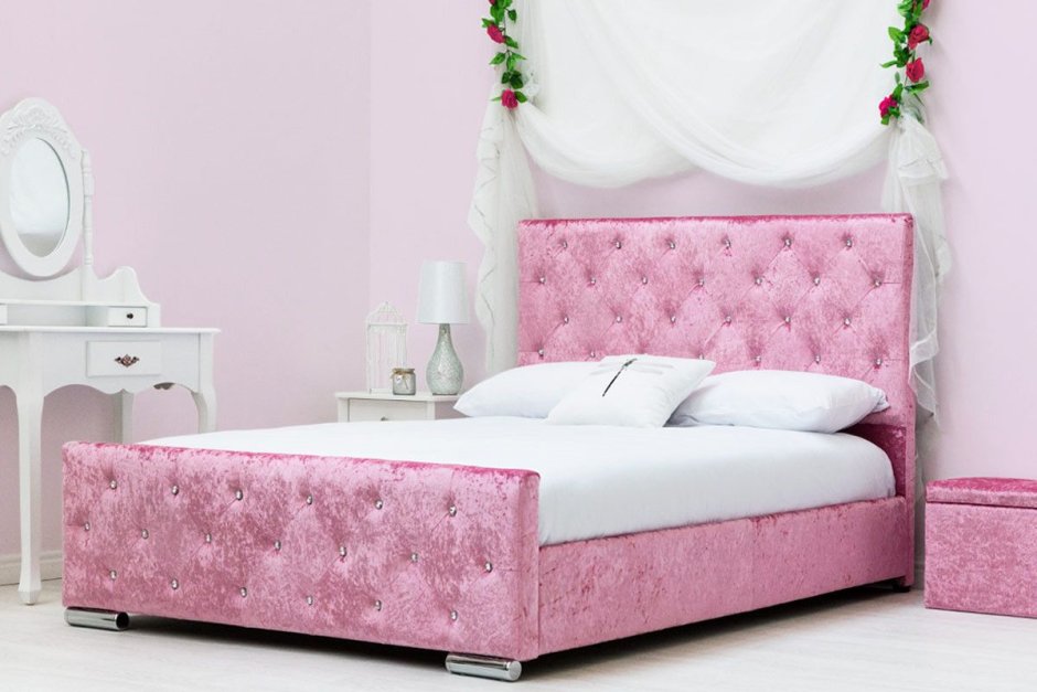 Розовая велюровая кровать