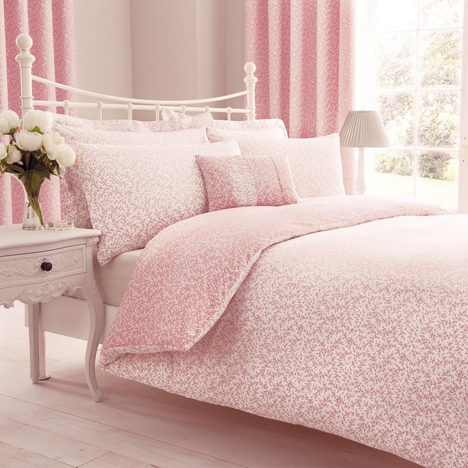 Нежно розовая кровать