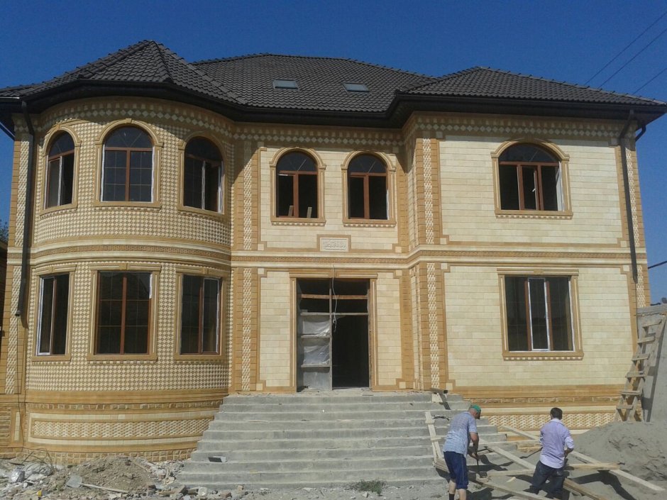 Двухэтажный дом из дагестанского камня