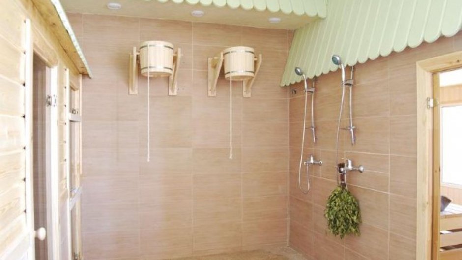 Помывочная в бане с душем и ведром интерьер
