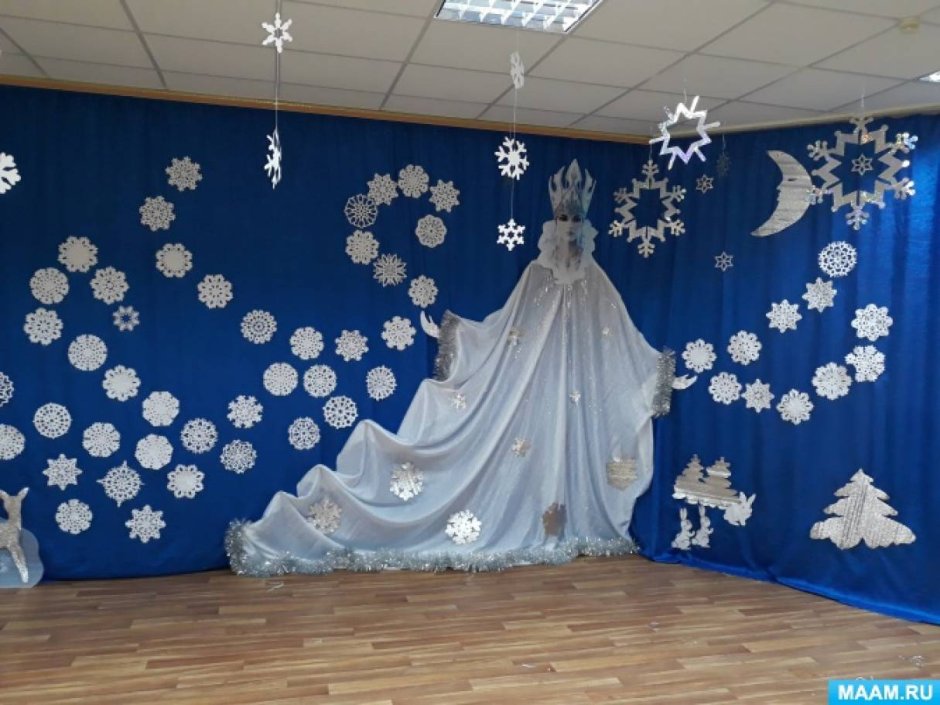 Зимнее украшение зала в детском саду