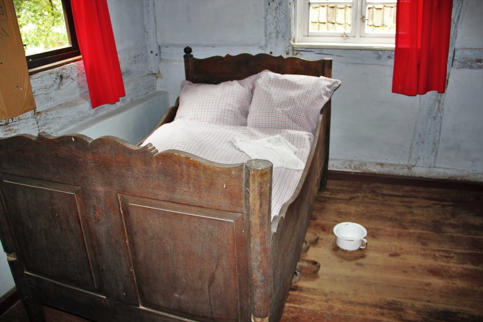 Старинная кровать