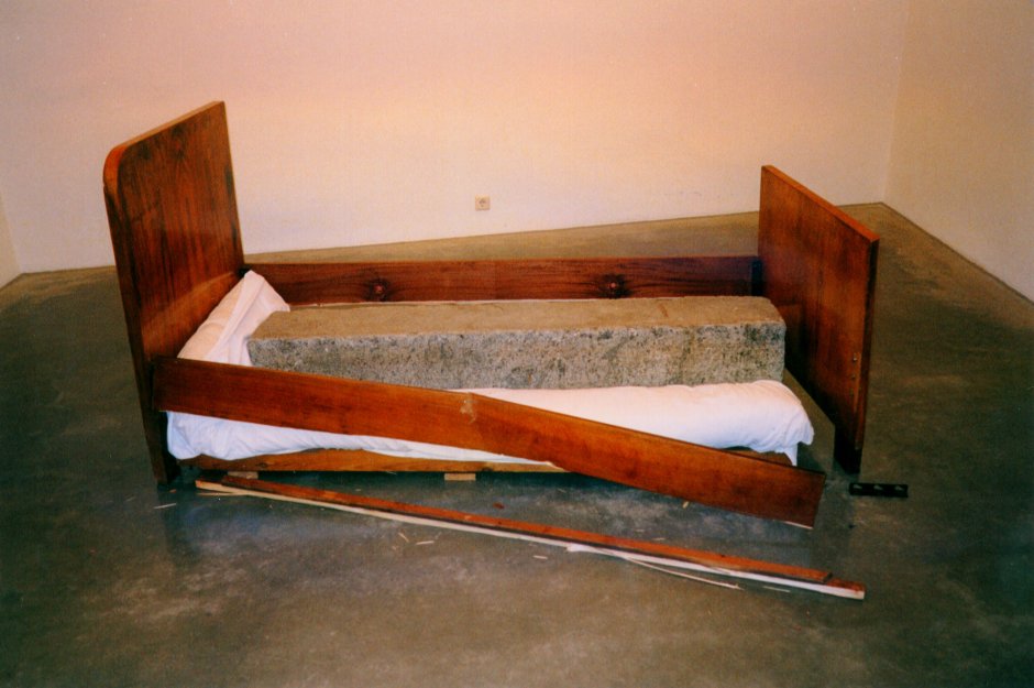 Поломанная кровать