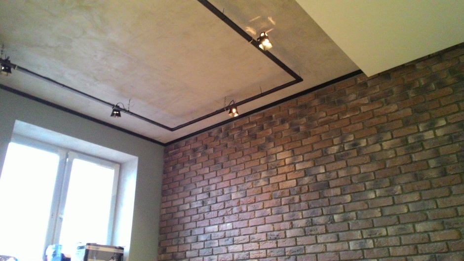 Потолок с кирпичными стенами