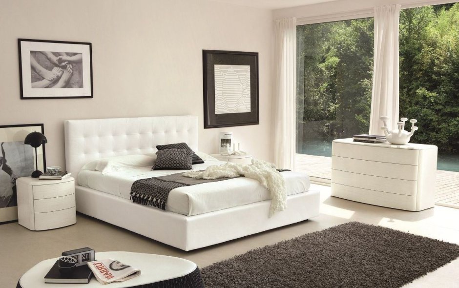 Белая спальня с белой мебелью интерьер