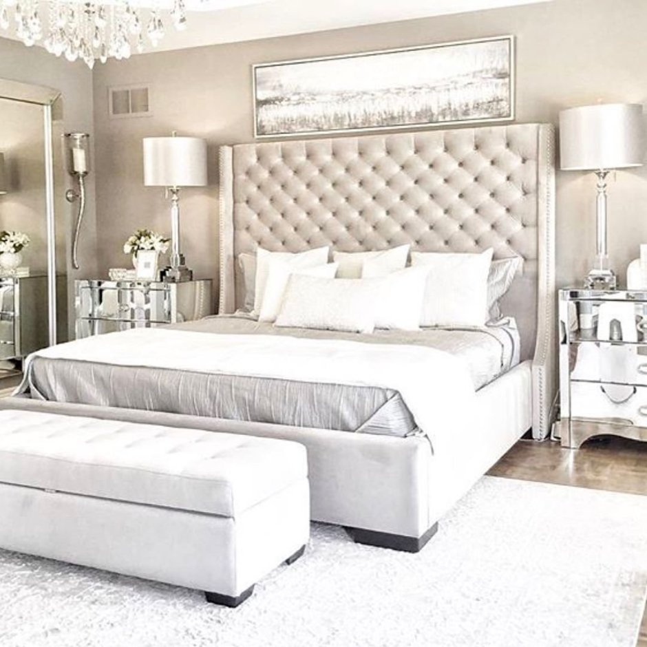 Красивая большая белая спальня