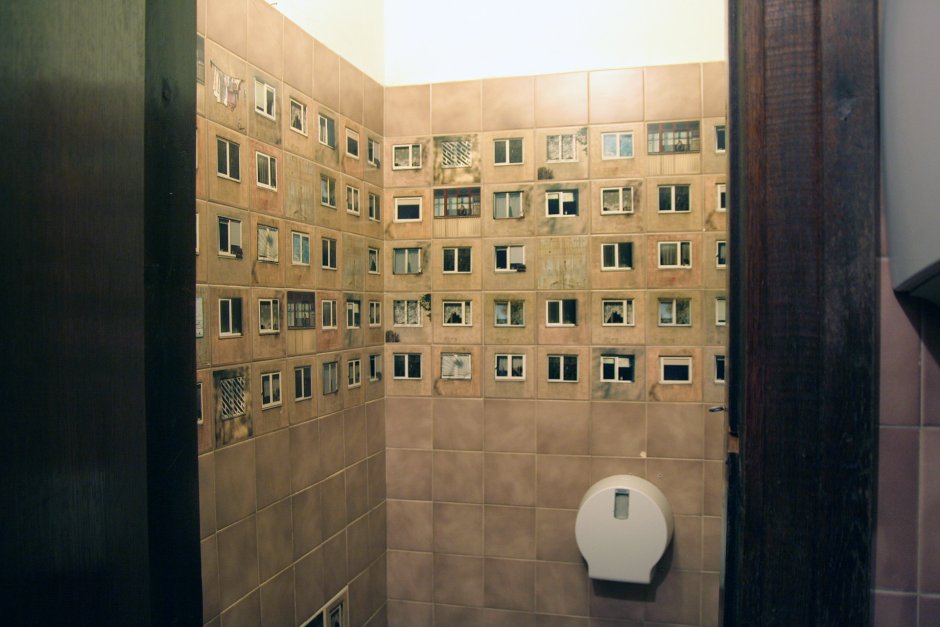 Плитка в туалет с окнами