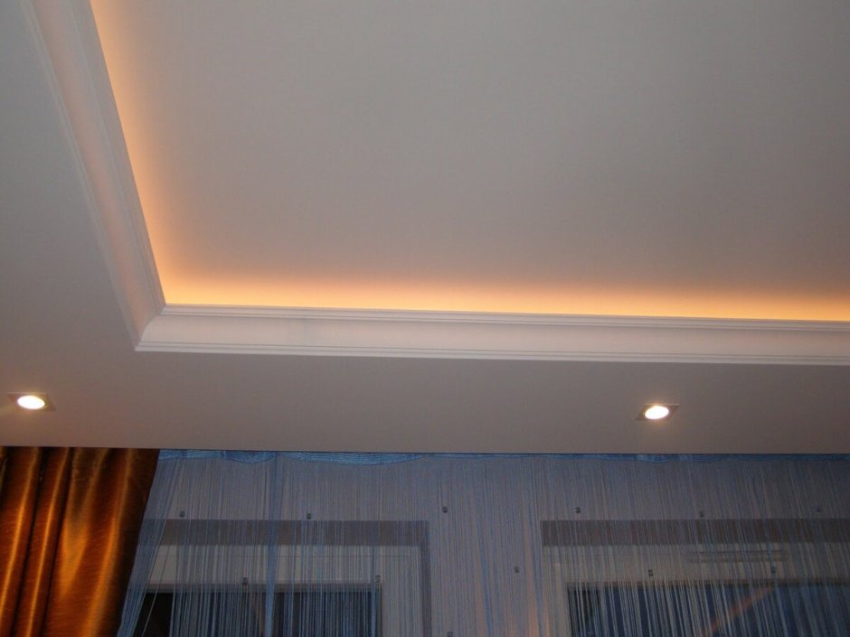 Натяжной потолок с нишей для подсветки