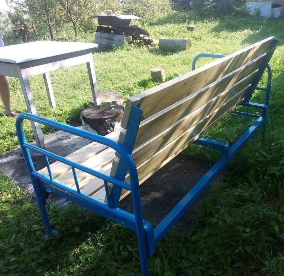 Скамейка из металлической кровати