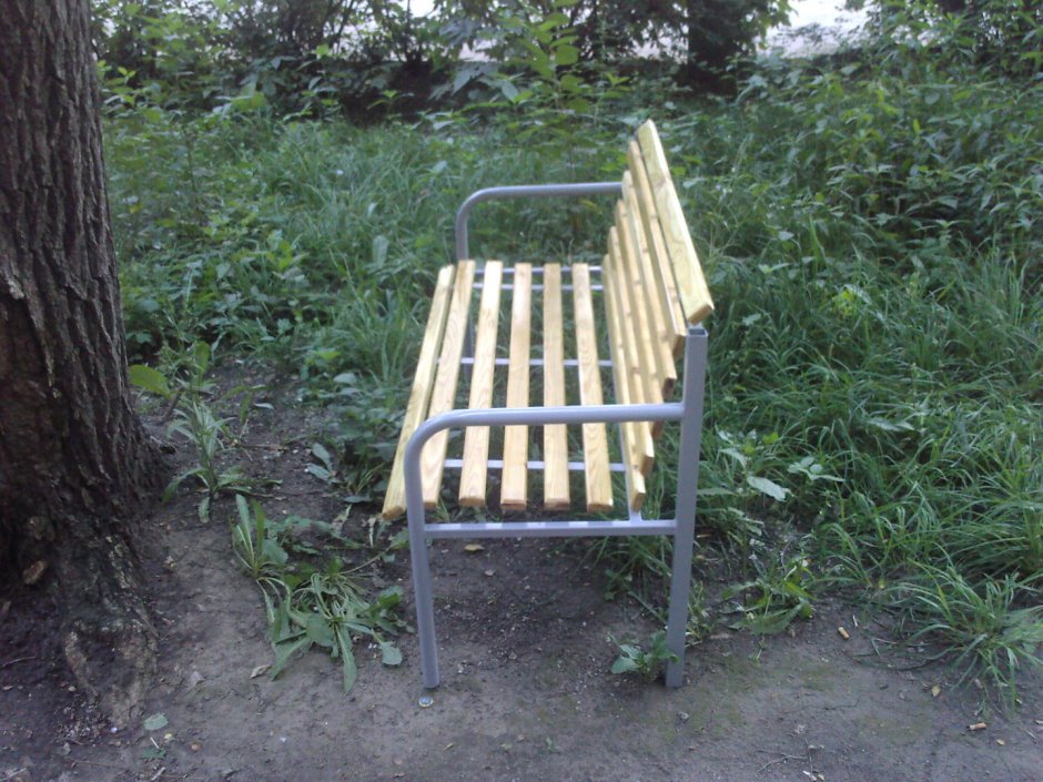 Скамейка из спинок железной кровати