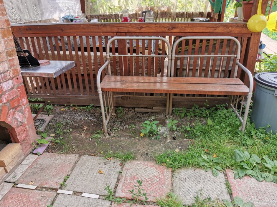 Скамья из спинок металлической кровати