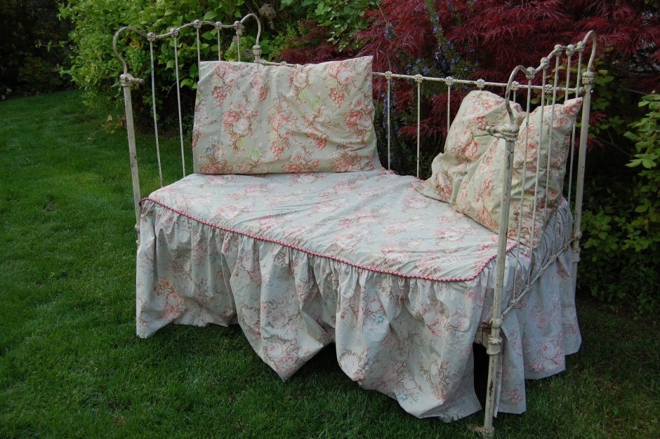 Скамейка из панцирной кровати