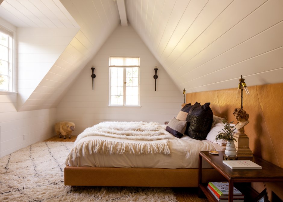 Спальня в мансарде в ретро стиле