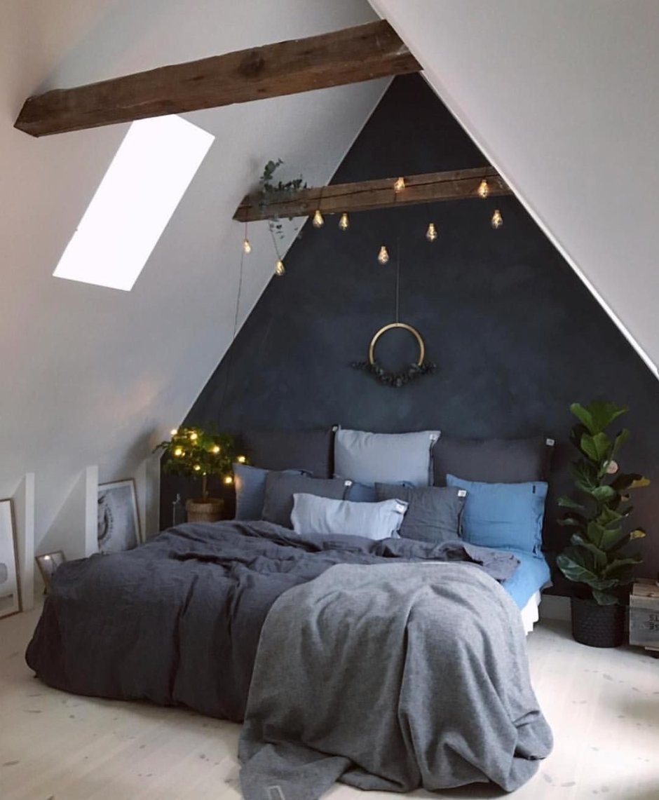 Спальня с мансардной крышей