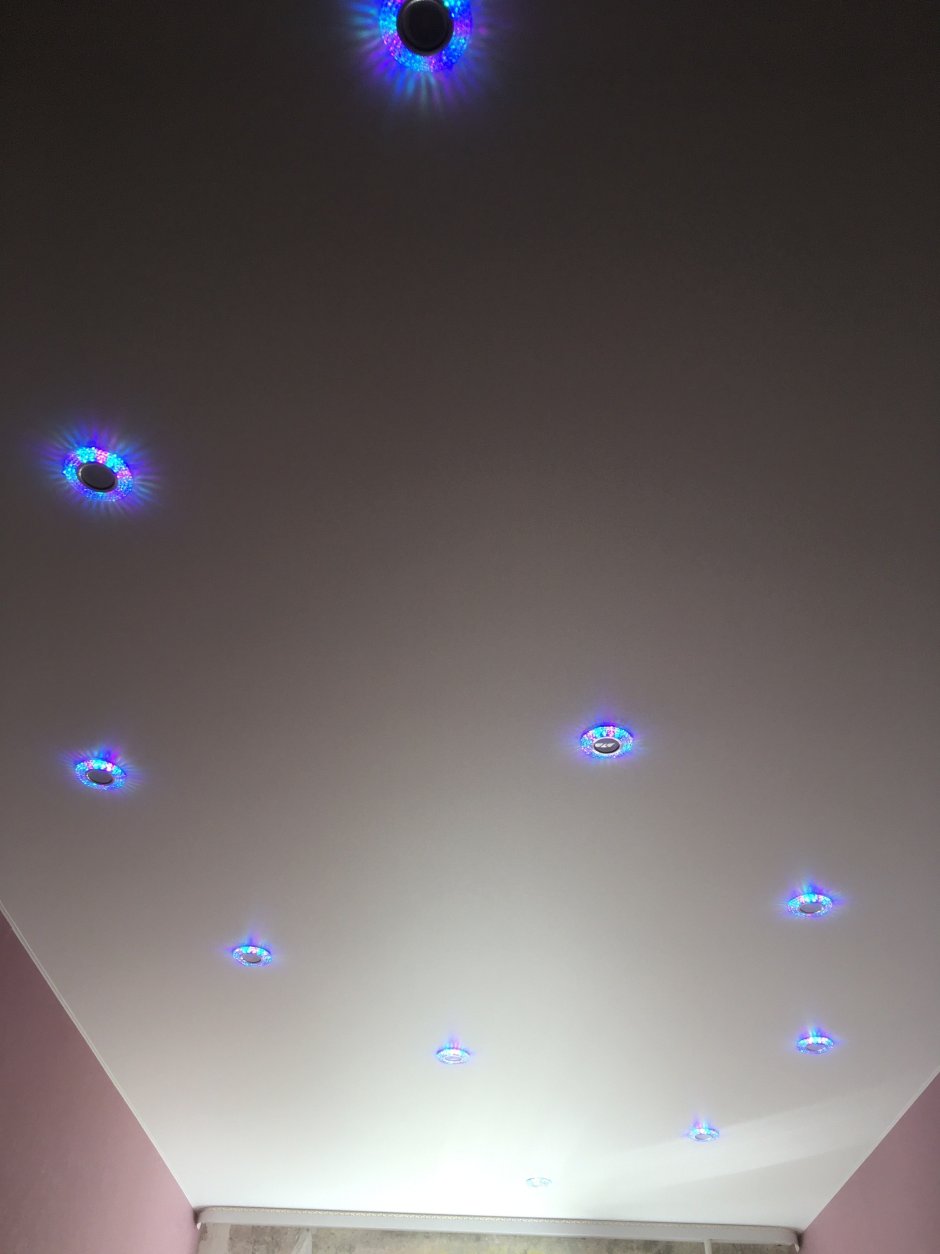 Расположение лампочек на натяжном потолке