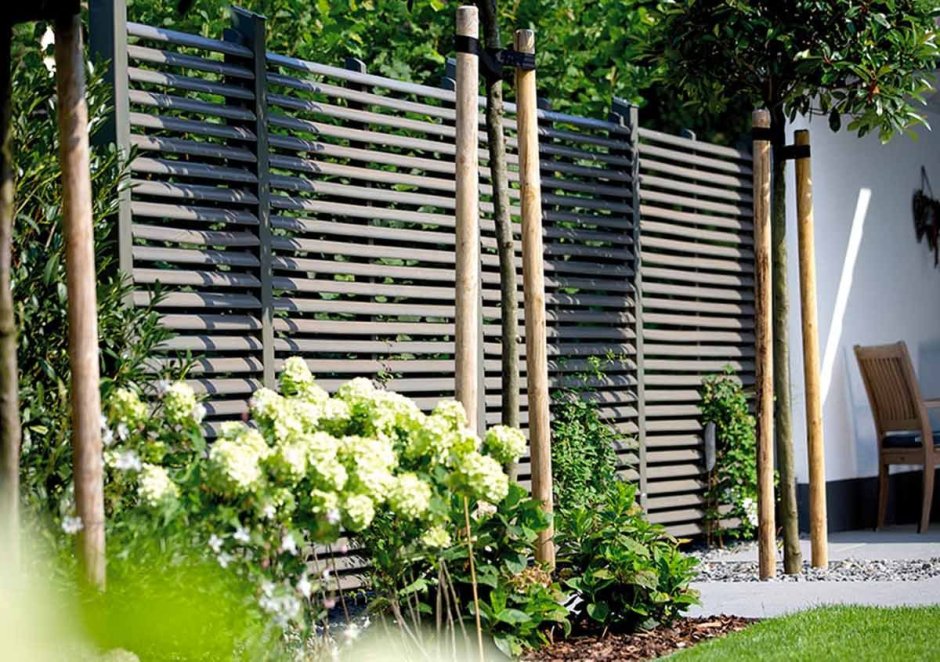 Деревянный забор в саду
