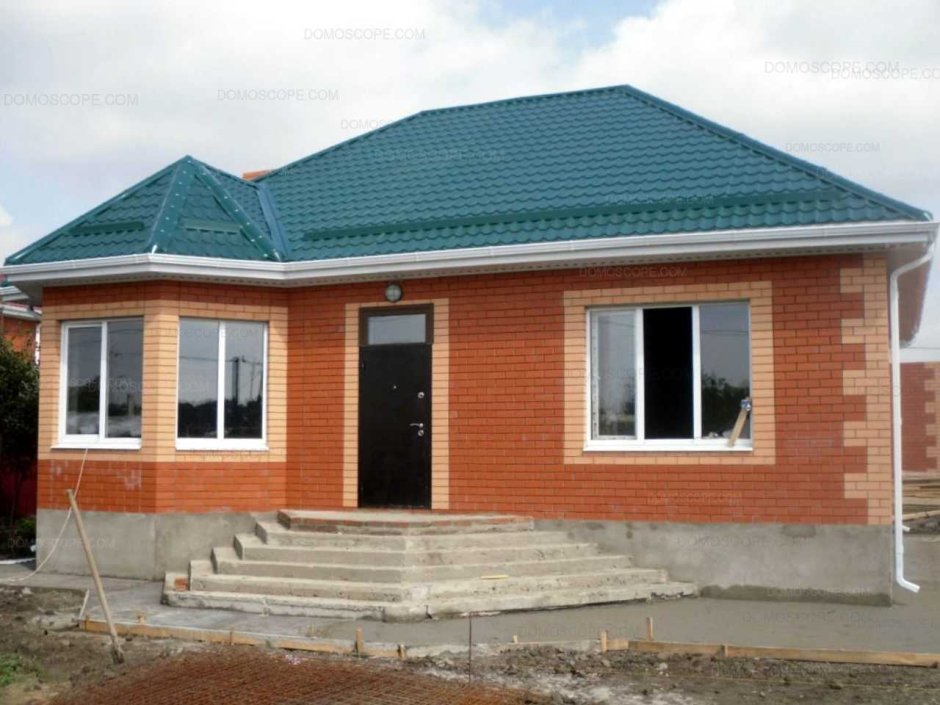 Одноэтажный дом из красного кирпича