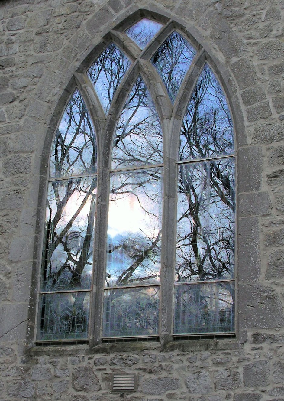 Окно в средневековом стиле