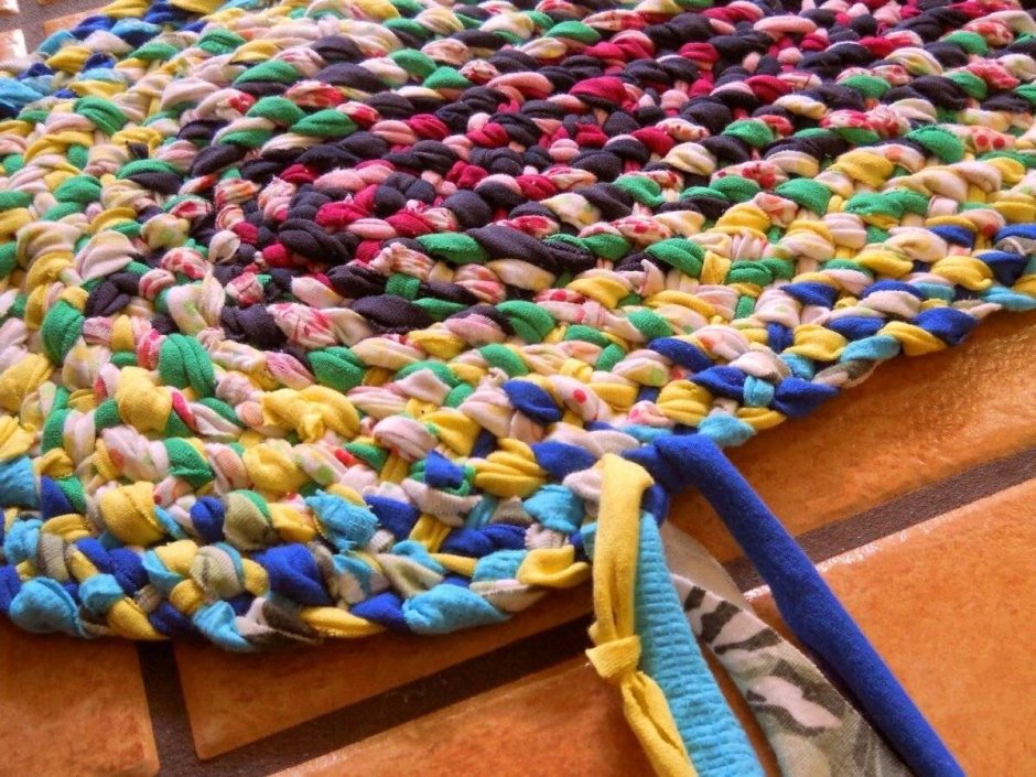 Плетеные коврики из старых вещей
