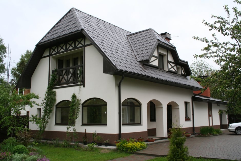 Оштукатуренный дом с коричневой крышей