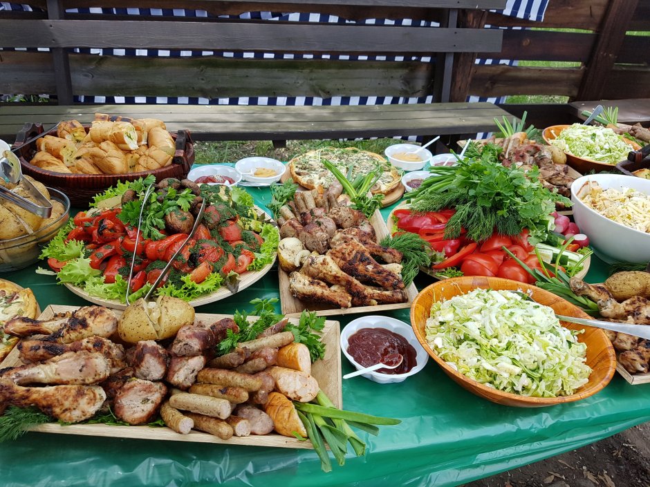 Праздничный стол с шашлыком