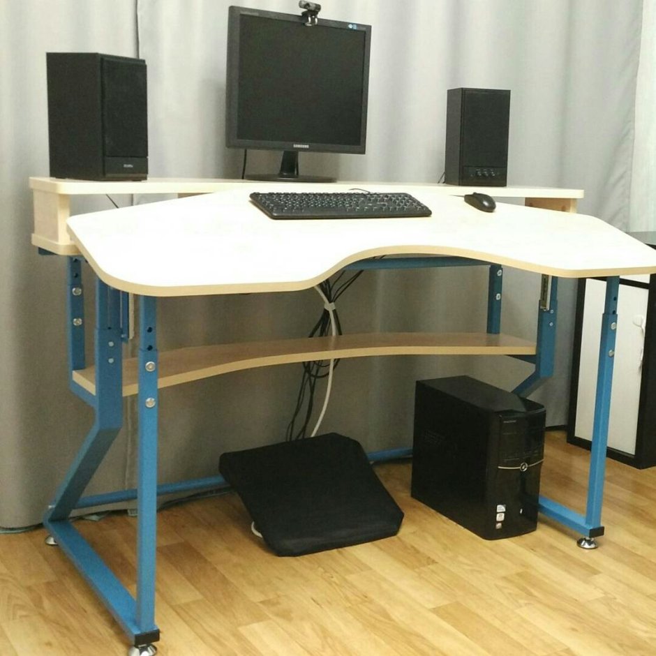 Компьютерный стол с вырезом