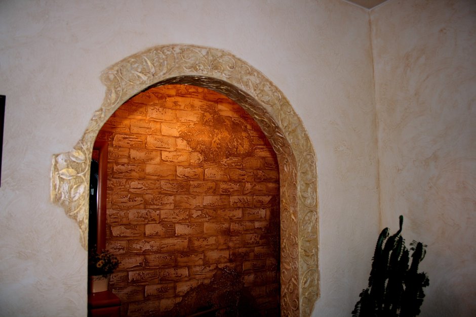 Декоративная штукатурка под камень в отделке арки